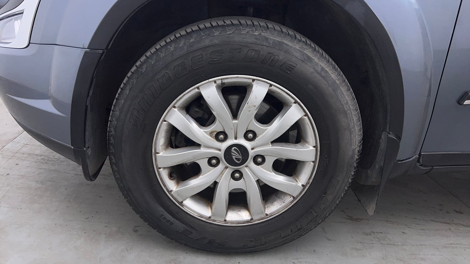 Used 2016 Mahindra XUV500 W10 Diesel Manual tyres LEFT FRONT TYRE RIM VIEW