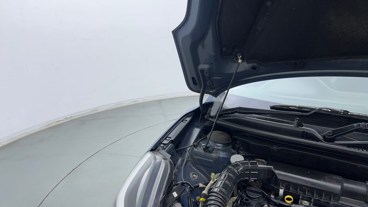 Used 2020 Maruti Suzuki Baleno Zeta Petrol Manual engine ENGINE RIGHT SIDE HINGE & APRON VIEW