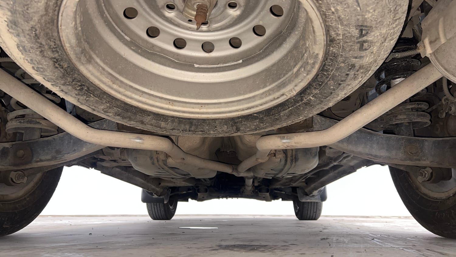 Used 2016 Mahindra XUV500 W10 Diesel Manual extra REAR UNDERBODY VIEW (TAKEN FROM REAR)