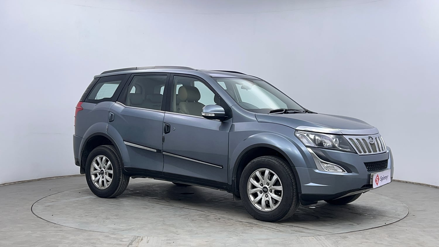 Used 2016 Mahindra XUV500 W10 Diesel Manual exterior RIGHT FRONT CORNER VIEW