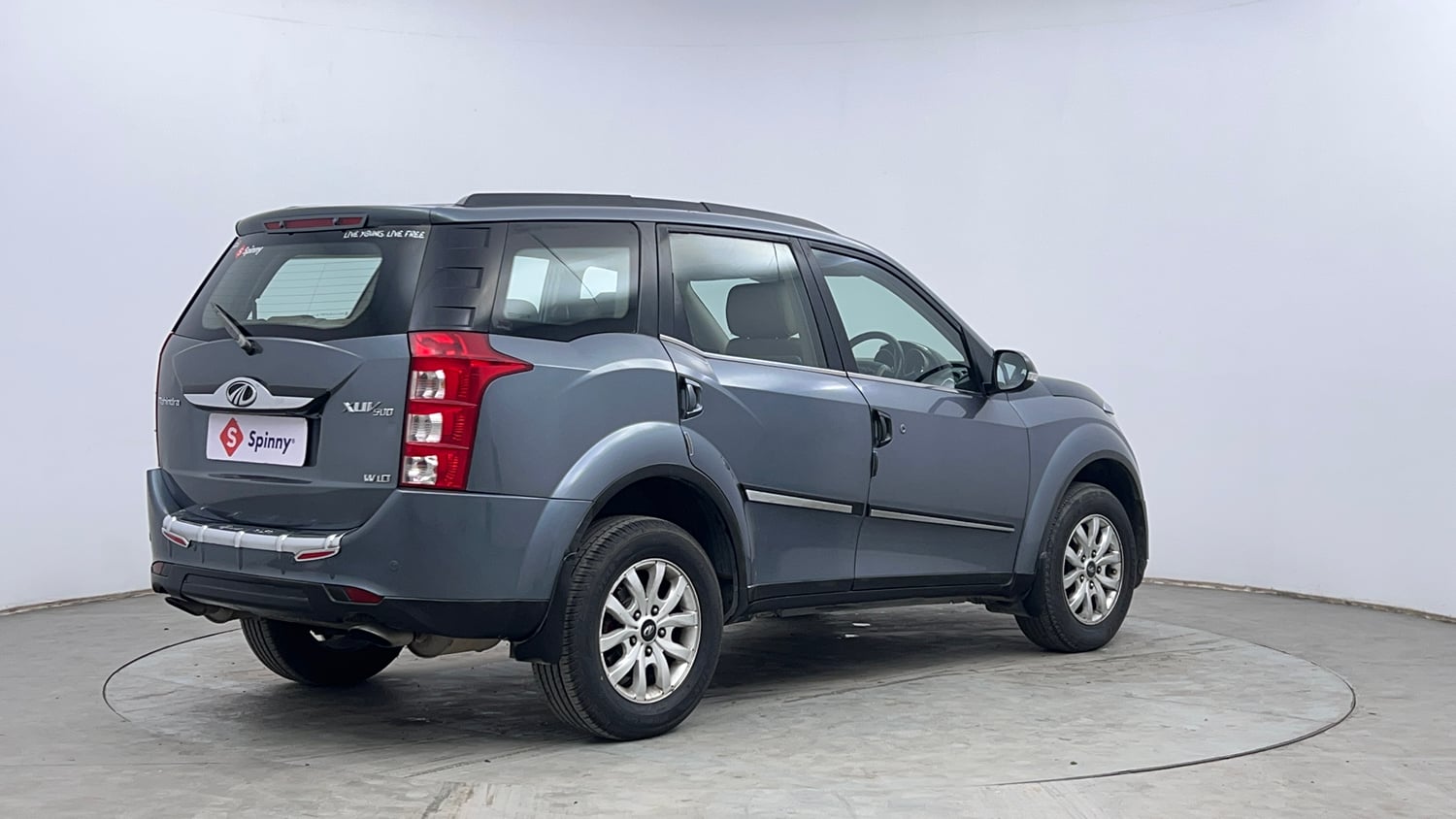 Used 2016 Mahindra XUV500 W10 Diesel Manual exterior RIGHT REAR CORNER VIEW