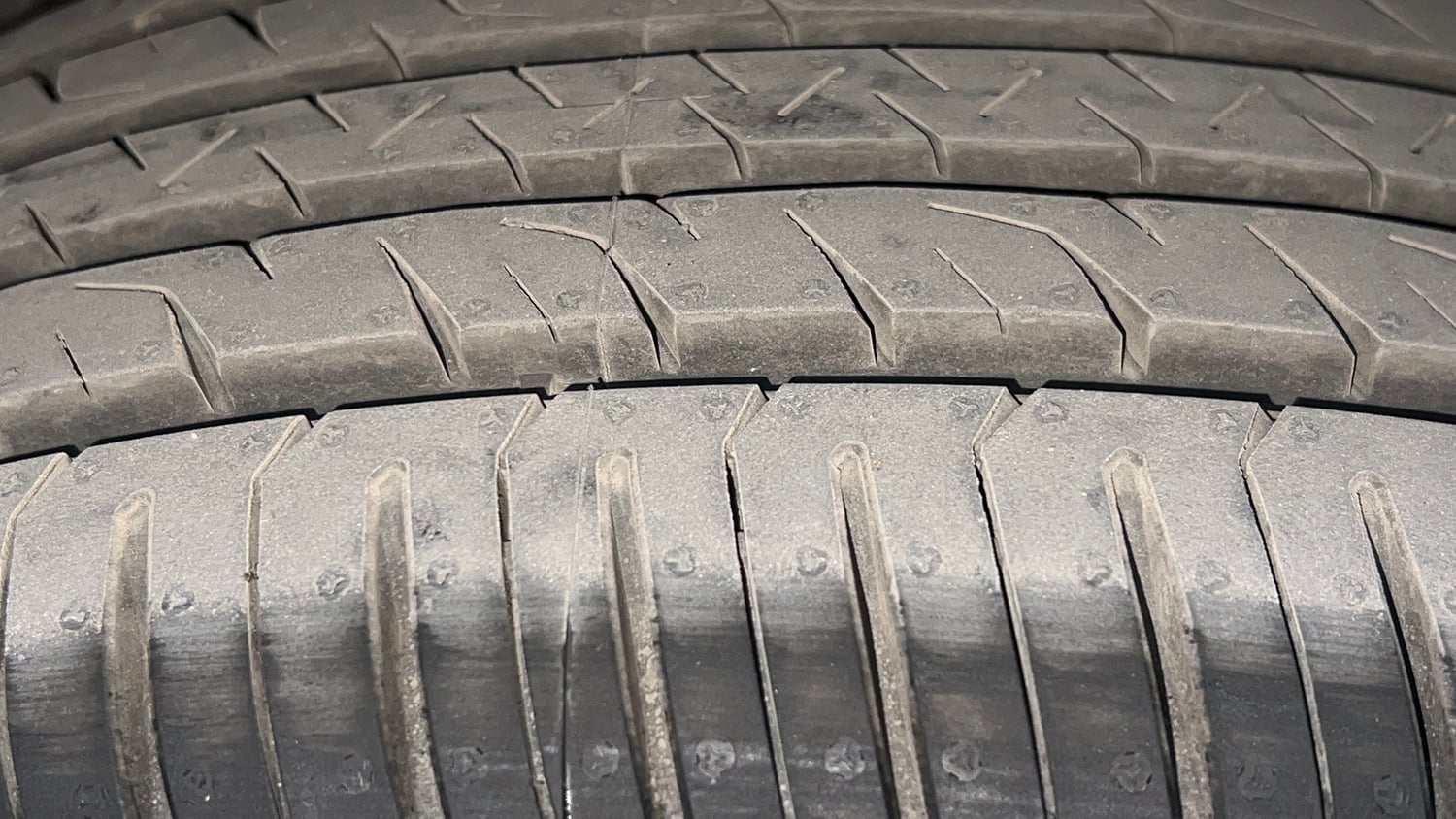 Used 2016 Mahindra XUV500 W10 Diesel Manual tyres RIGHT REAR TYRE TREAD VIEW
