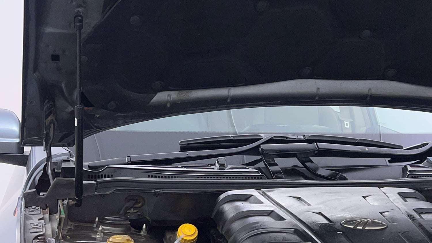 Used 2016 Mahindra XUV500 W10 Diesel Manual engine ENGINE RIGHT SIDE HINGE & APRON VIEW