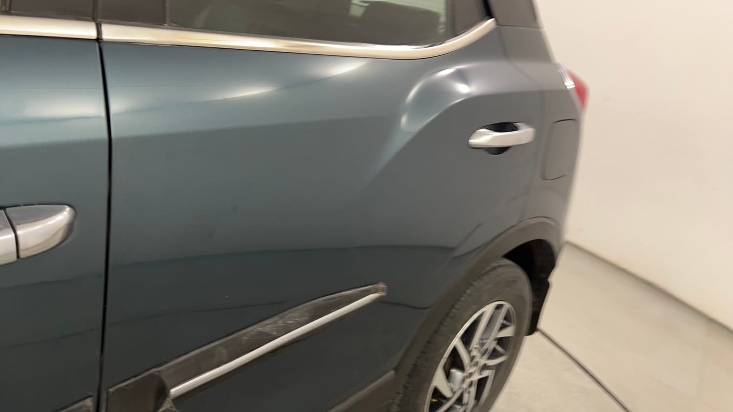 Used 2023 Mahindra XUV 300 W8 (O) 1.2 Petrol AMT Petrol Automatic dents MINOR DENT
