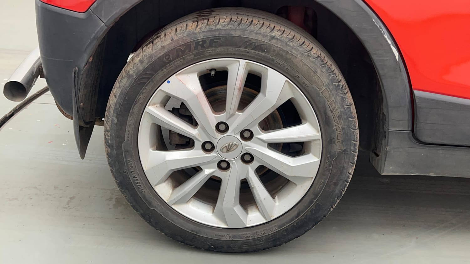 Used 2020 Mahindra XUV 300 W8 1.2 Petrol Petrol Manual tyres RIGHT REAR TYRE RIM VIEW