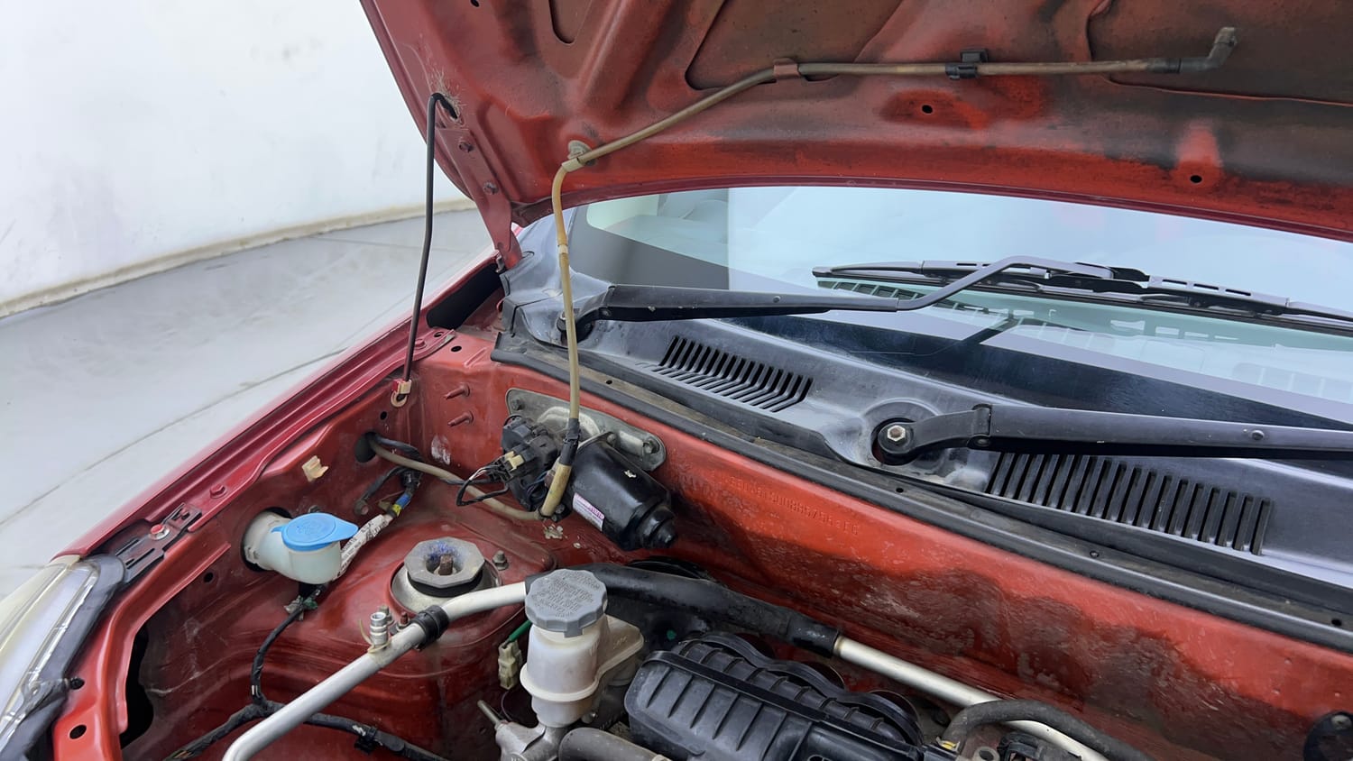 Used 2016 Maruti Suzuki Alto 800 LXi Petrol Manual engine ENGINE RIGHT SIDE HINGE & APRON VIEW