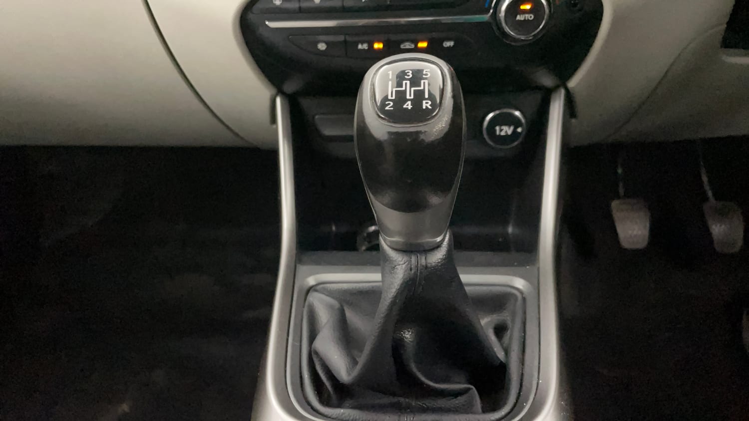 Used 2022 Tata Altroz XZ Plus Diesel Diesel Manual interior GEAR  KNOB VIEW