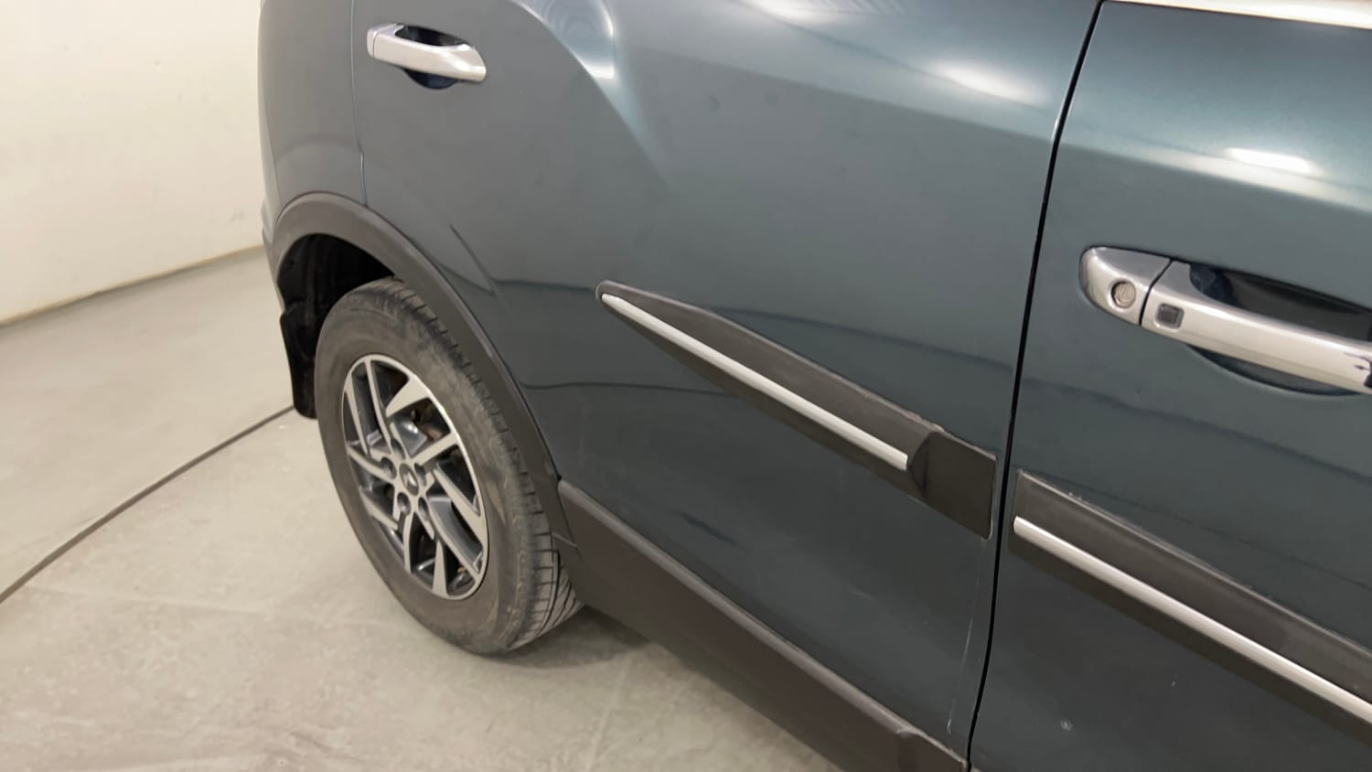 Used 2023 Mahindra XUV 300 W8 (O) 1.2 Petrol AMT Petrol Automatic dents MINOR DENT