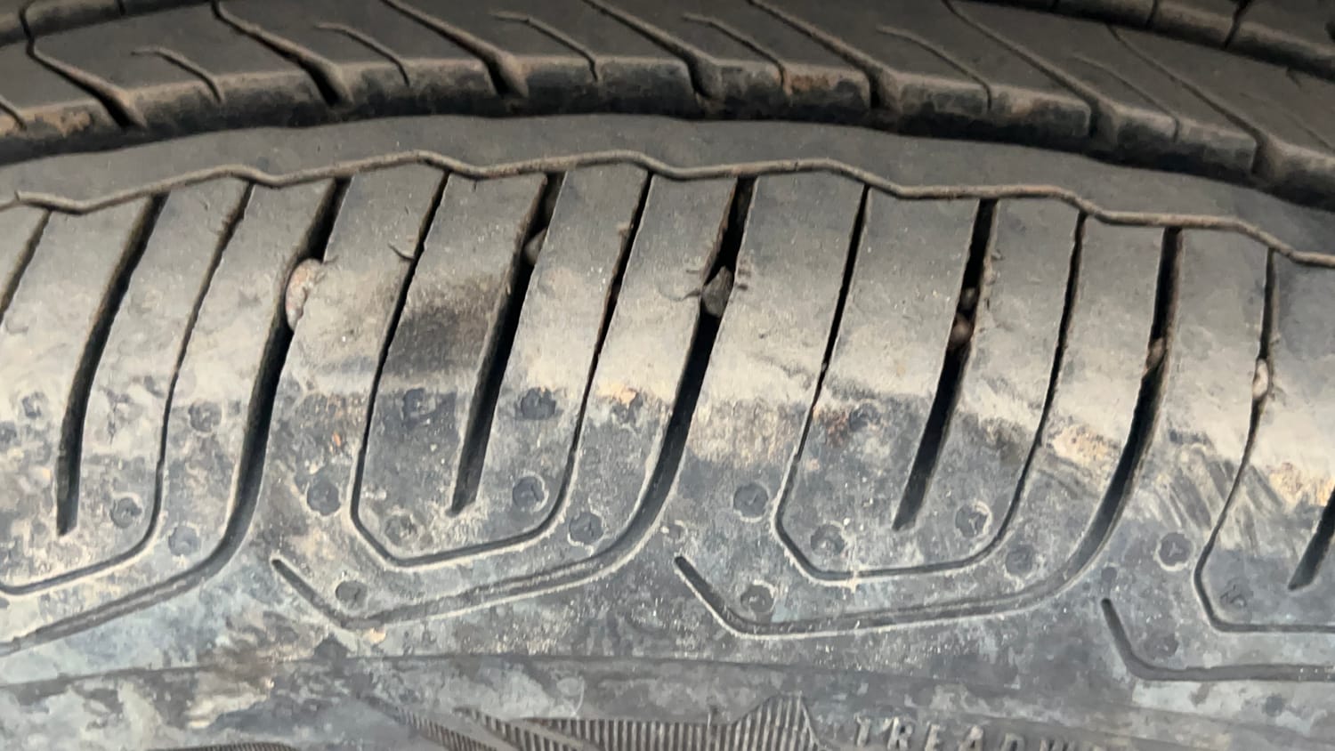 Used 2020 Mahindra XUV 300 W8 1.2 Petrol Petrol Manual tyres LEFT FRONT TYRE TREAD VIEW