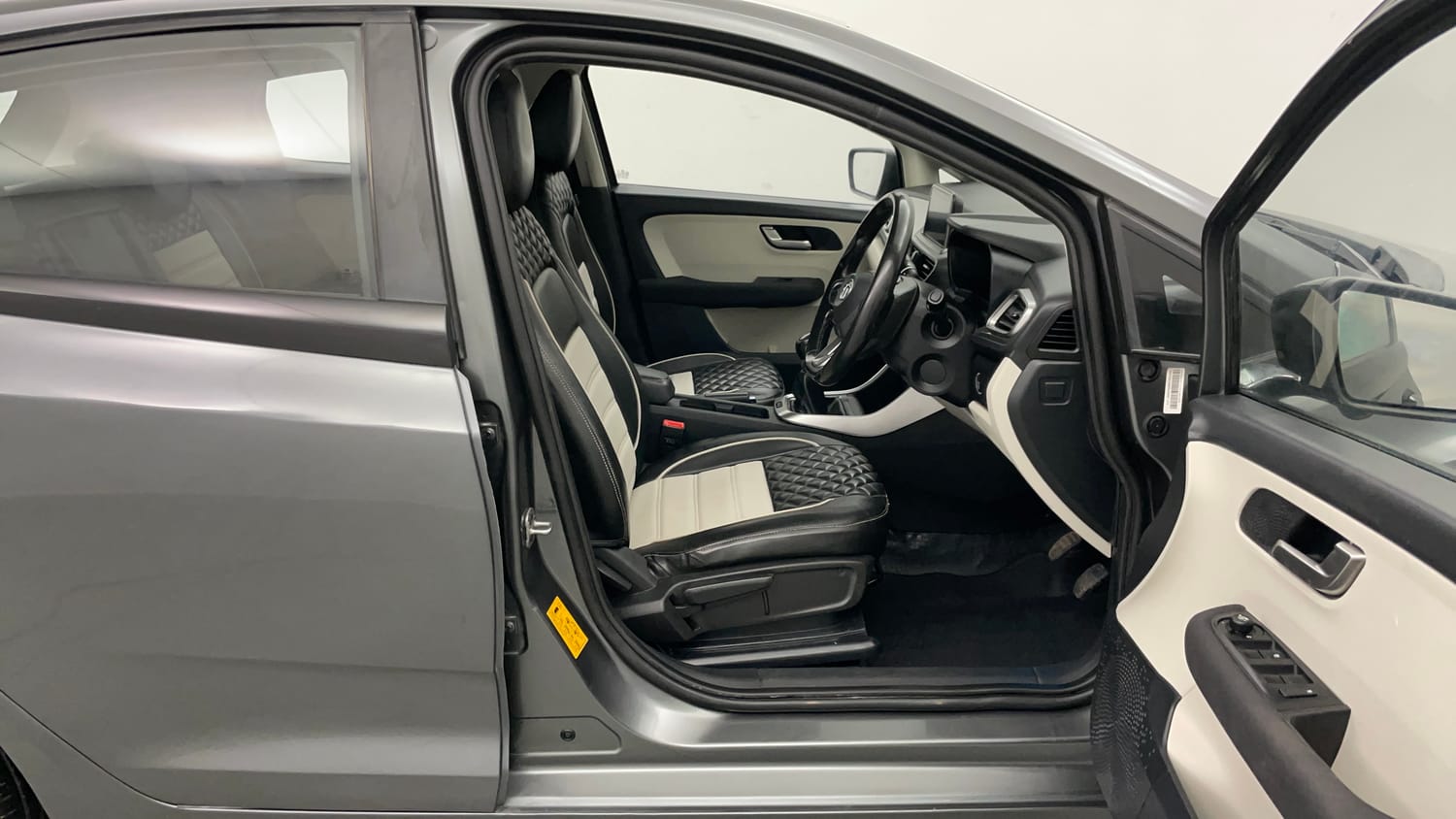 Used 2022 Tata Altroz XZ Plus Diesel Diesel Manual interior RIGHT SIDE FRONT DOOR CABIN VIEW