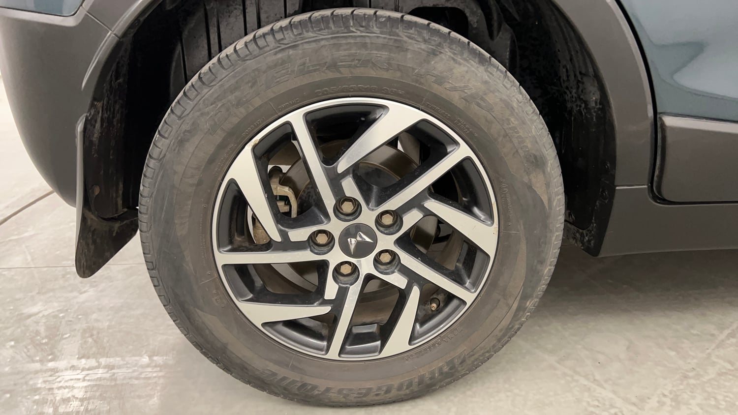 Used 2023 Mahindra XUV 300 W8 (O) 1.2 Petrol AMT Petrol Automatic tyres RIGHT REAR TYRE RIM VIEW