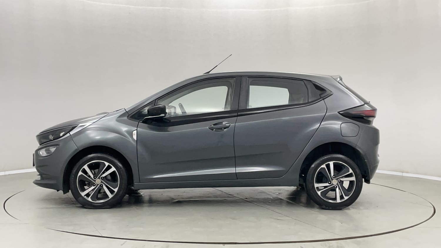 Used 2022 Tata Altroz XZ Plus Diesel Diesel Manual exterior LEFT SIDE VIEW