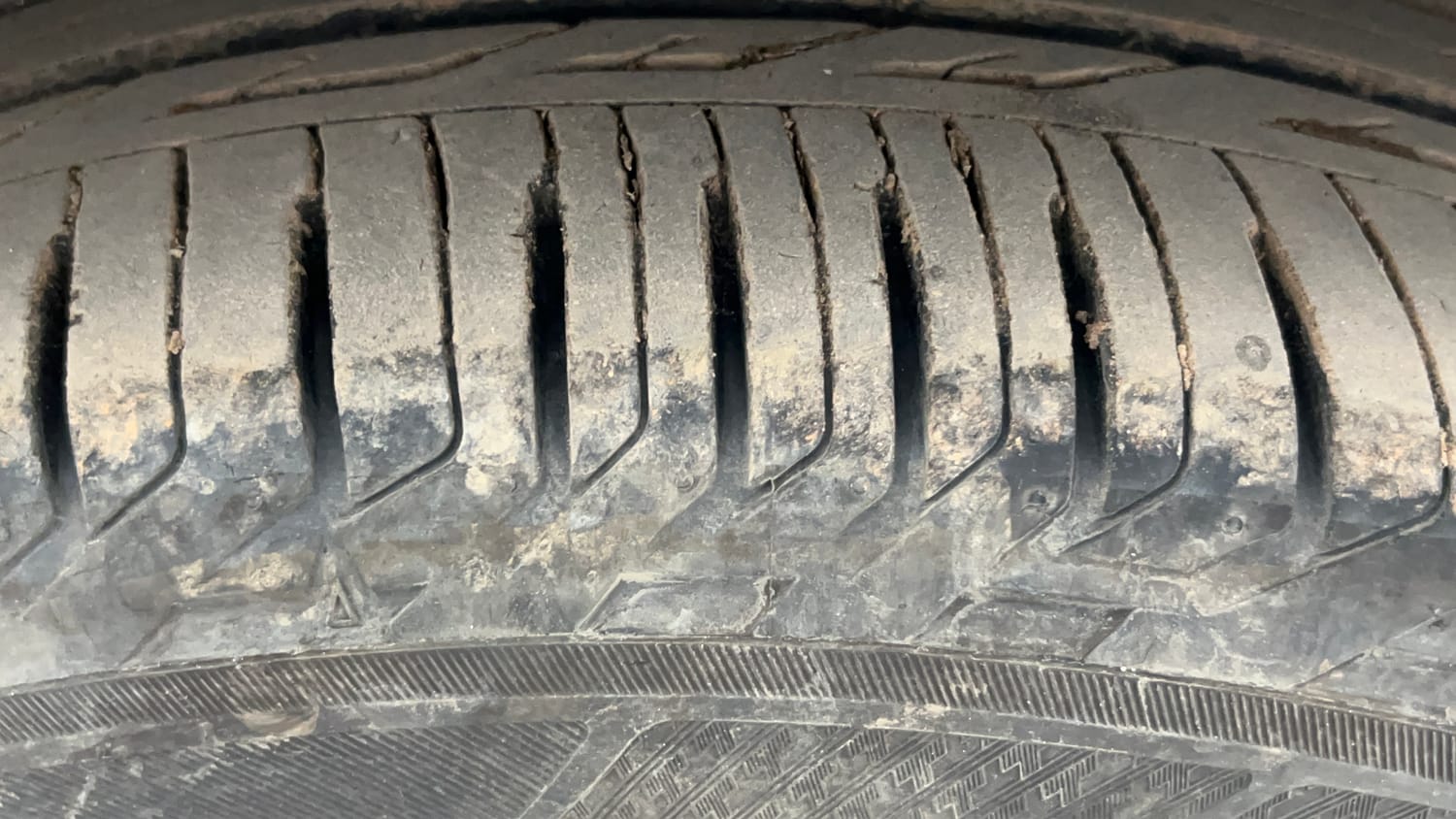 Used 2020 Mahindra XUV 300 W8 1.2 Petrol Petrol Manual tyres RIGHT FRONT TYRE TREAD VIEW