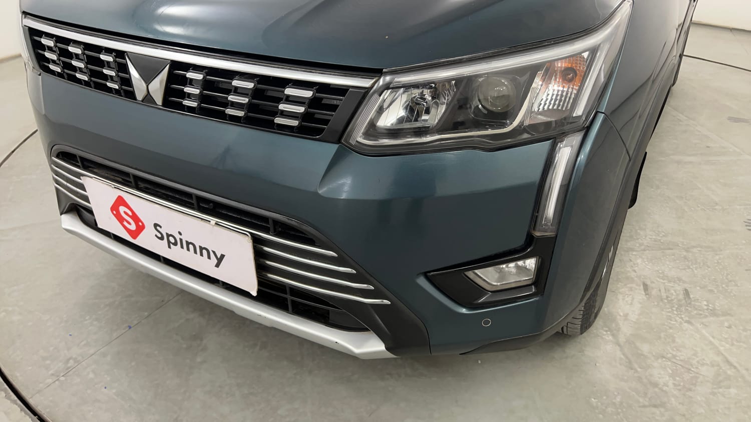 Used 2023 Mahindra XUV 300 W8 (O) 1.2 Petrol AMT Petrol Automatic dents MINOR SCRATCH