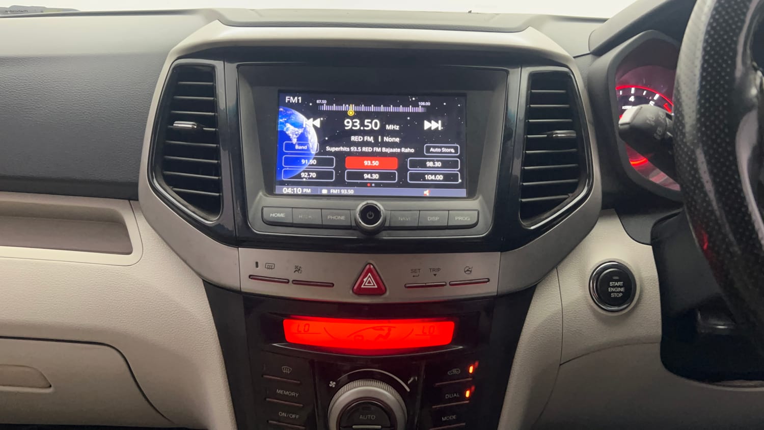Used 2020 Mahindra XUV 300 W8 1.2 Petrol Petrol Manual interior MUSIC SYSTEM & AC CONTROL VIEW
