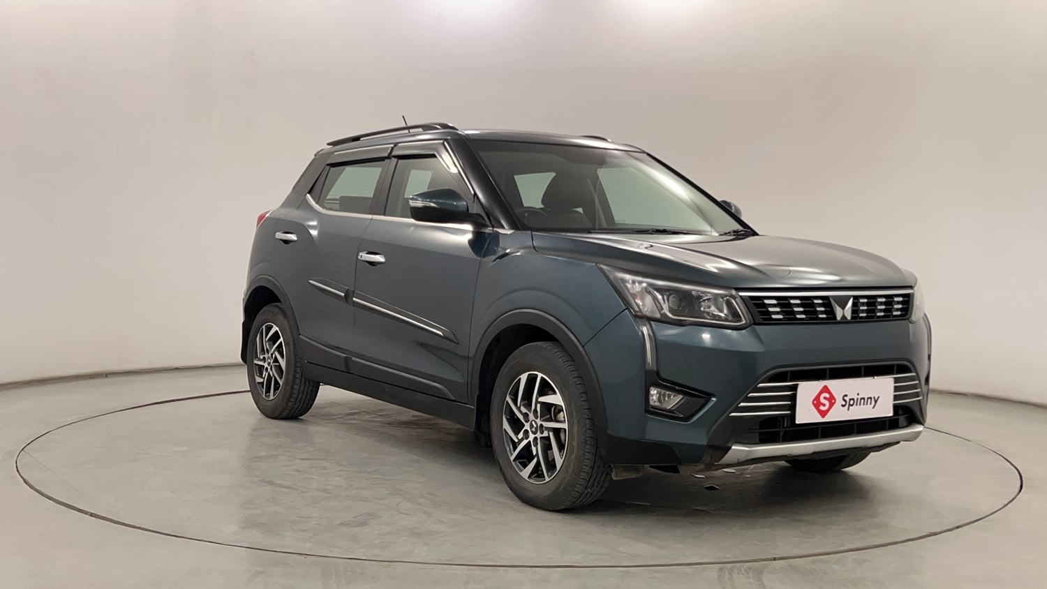 Used 2023 Mahindra XUV 300 W8 (O) 1.2 Petrol AMT Petrol Automatic exterior RIGHT FRONT CORNER VIEW