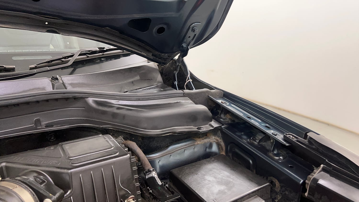 Used 2023 Mahindra XUV 300 W8 (O) 1.2 Petrol AMT Petrol Automatic engine ENGINE LEFT SIDE HINGE & APRON VIEW
