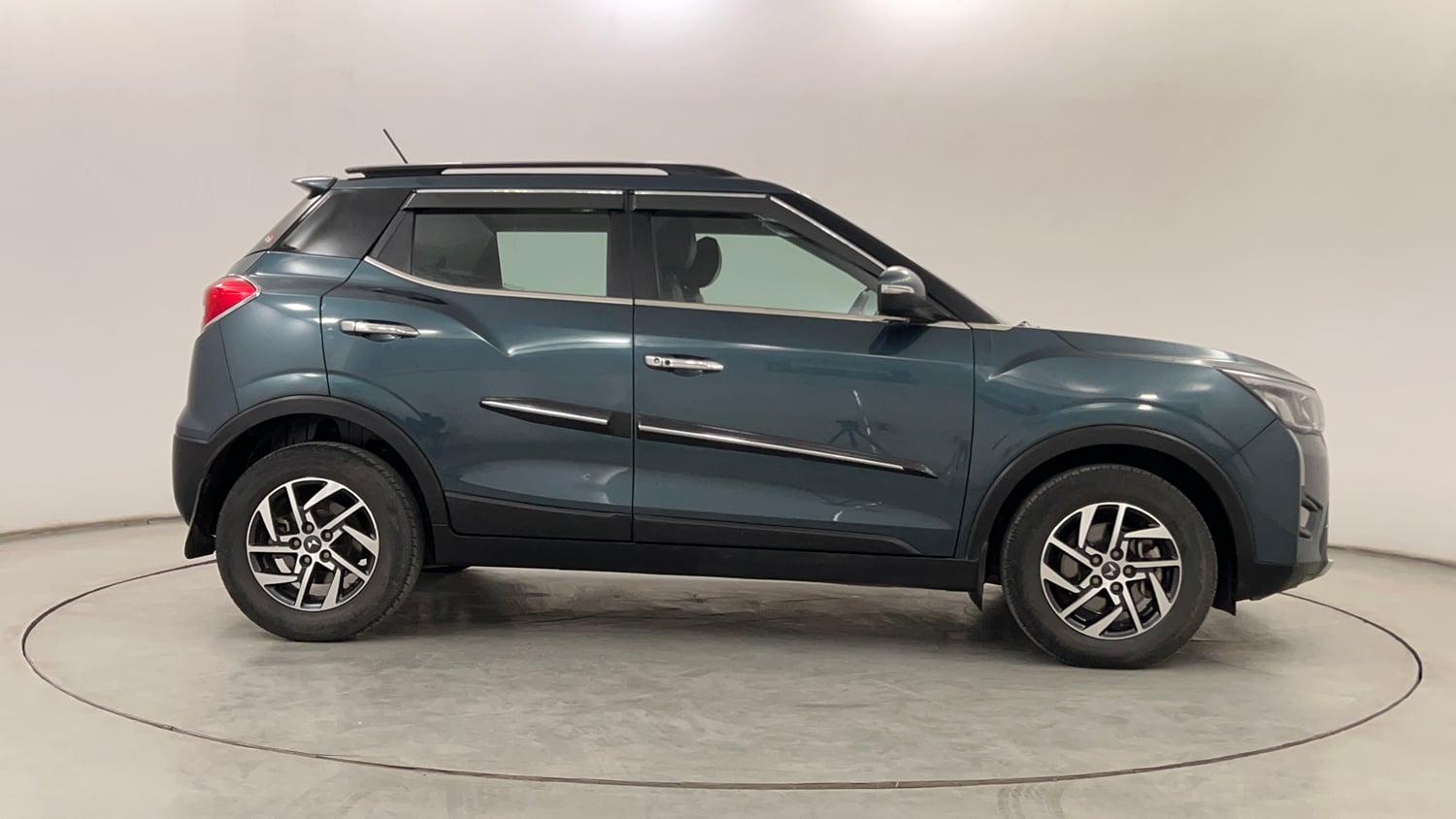 Used 2023 Mahindra XUV 300 W8 (O) 1.2 Petrol AMT Petrol Automatic exterior RIGHT SIDE VIEW