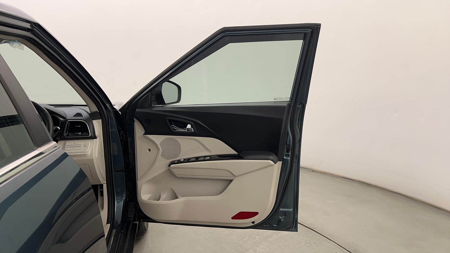 Used 2023 Mahindra XUV 300 W8 (O) 1.2 Petrol AMT Petrol Automatic interior RIGHT FRONT DOOR OPEN VIEW