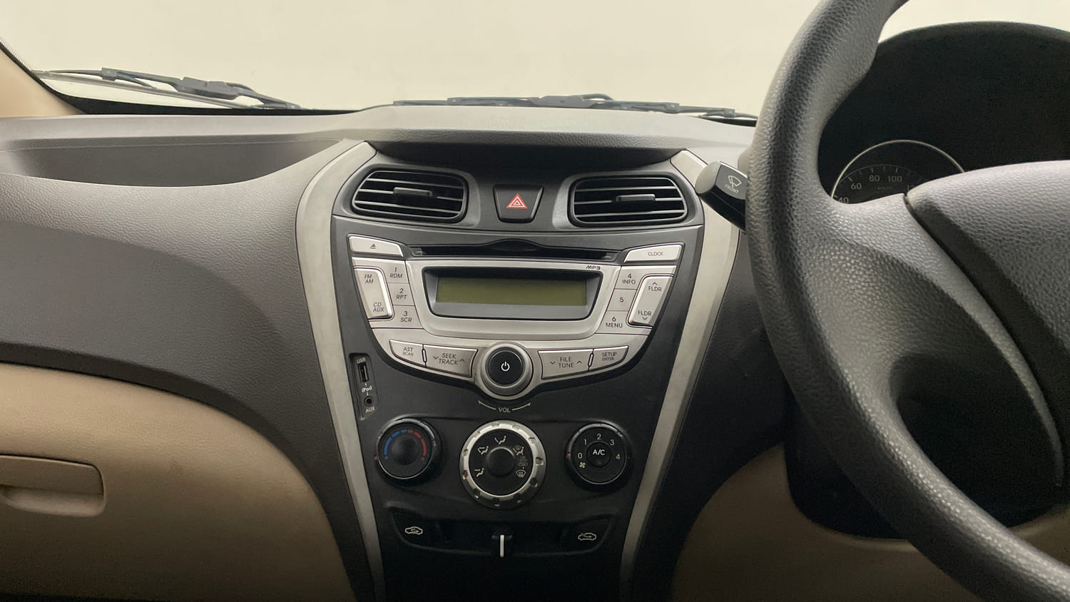 Used 2013 Hyundai Eon Magna Petrol Manual interior MUSIC SYSTEM & AC CONTROL VIEW
