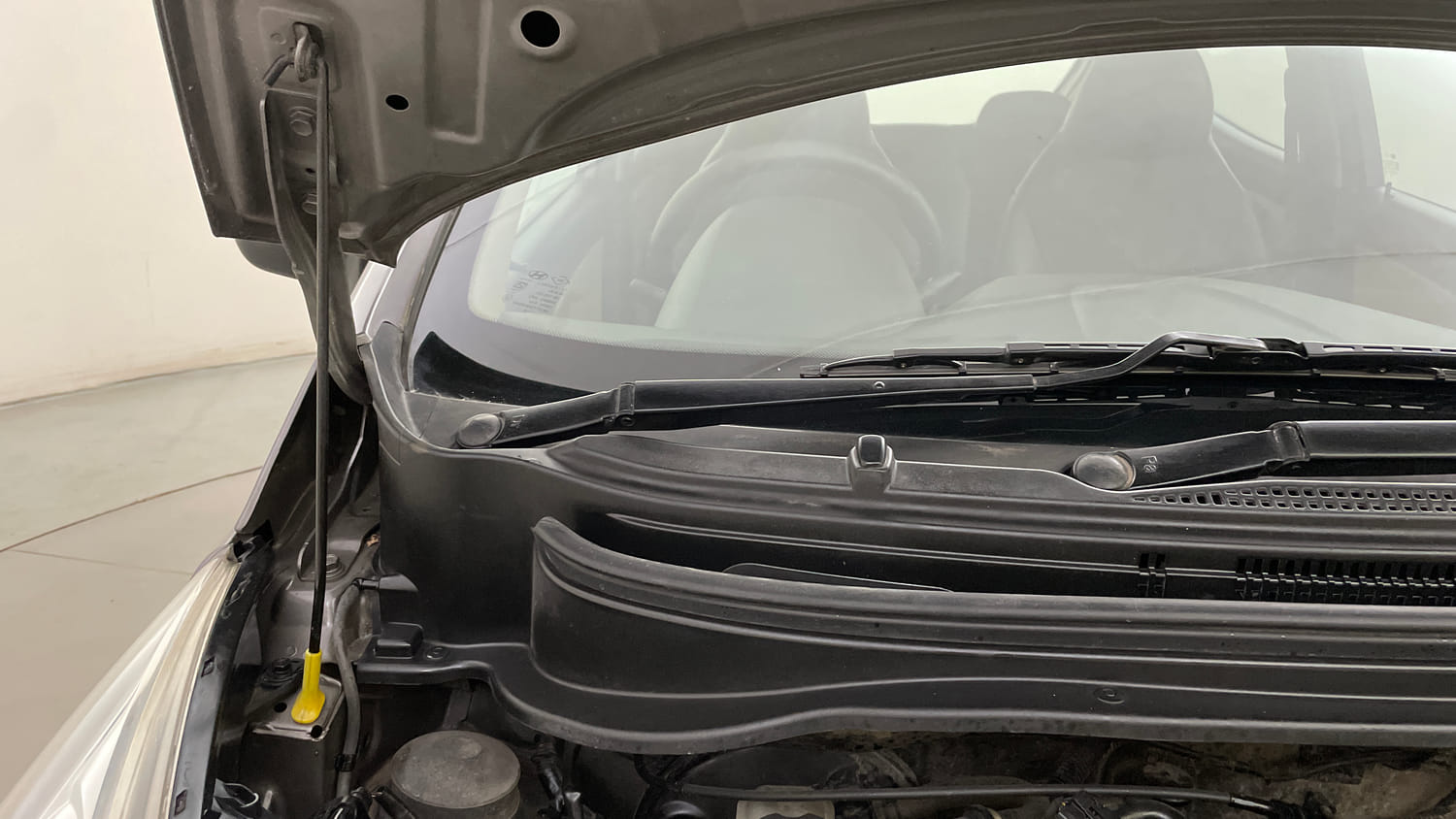 Used 2013 Hyundai Eon Magna Petrol Manual engine ENGINE RIGHT SIDE HINGE & APRON VIEW