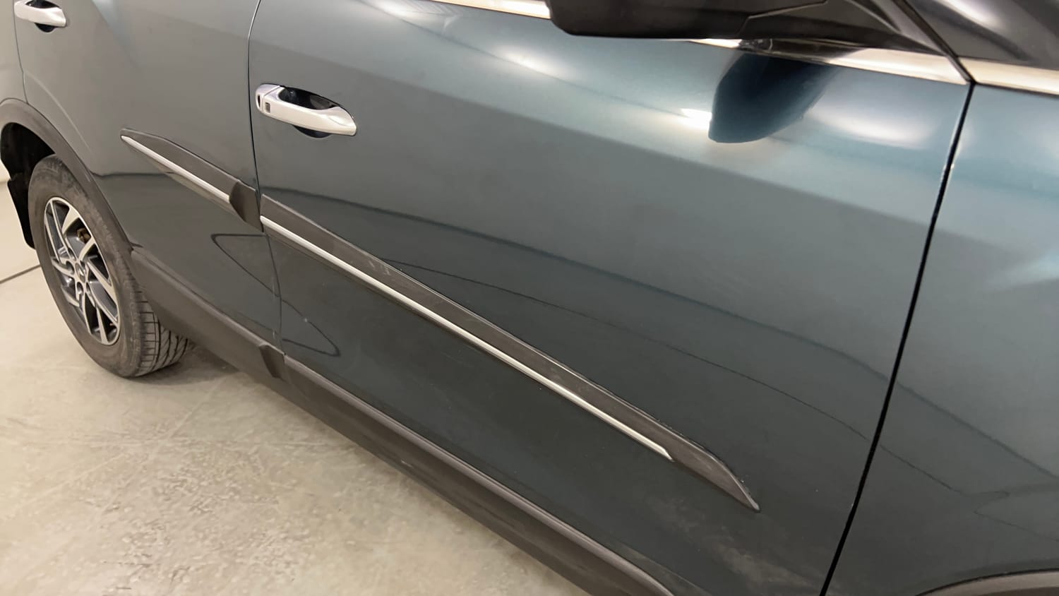 Used 2023 Mahindra XUV 300 W8 (O) 1.2 Petrol AMT Petrol Automatic dents MINOR SCRATCH