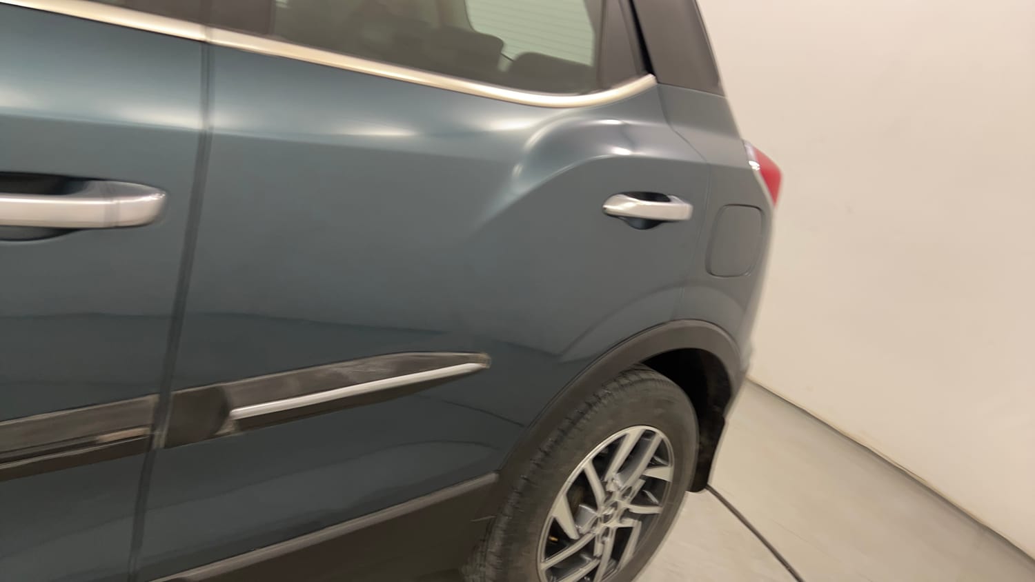 Used 2023 Mahindra XUV 300 W8 (O) 1.2 Petrol AMT Petrol Automatic dents MINOR SCRATCH