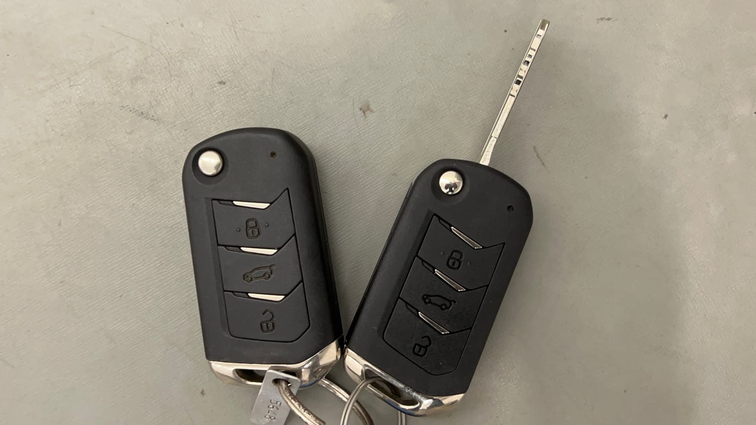 Used 2023 Mahindra XUV 300 W8 (O) 1.2 Petrol AMT Petrol Automatic extra CAR KEY VIEW