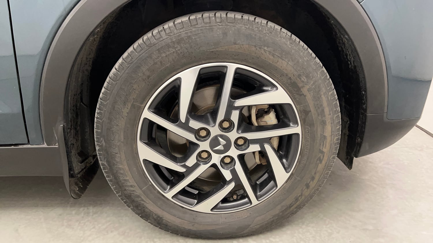 Used 2023 Mahindra XUV 300 W8 (O) 1.2 Petrol AMT Petrol Automatic tyres RIGHT FRONT TYRE RIM VIEW