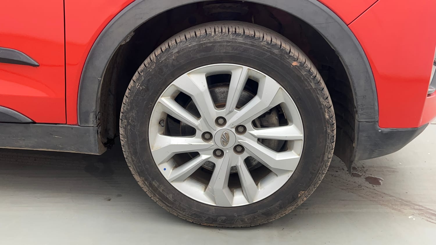Used 2020 Mahindra XUV 300 W8 1.2 Petrol Petrol Manual tyres RIGHT FRONT TYRE RIM VIEW