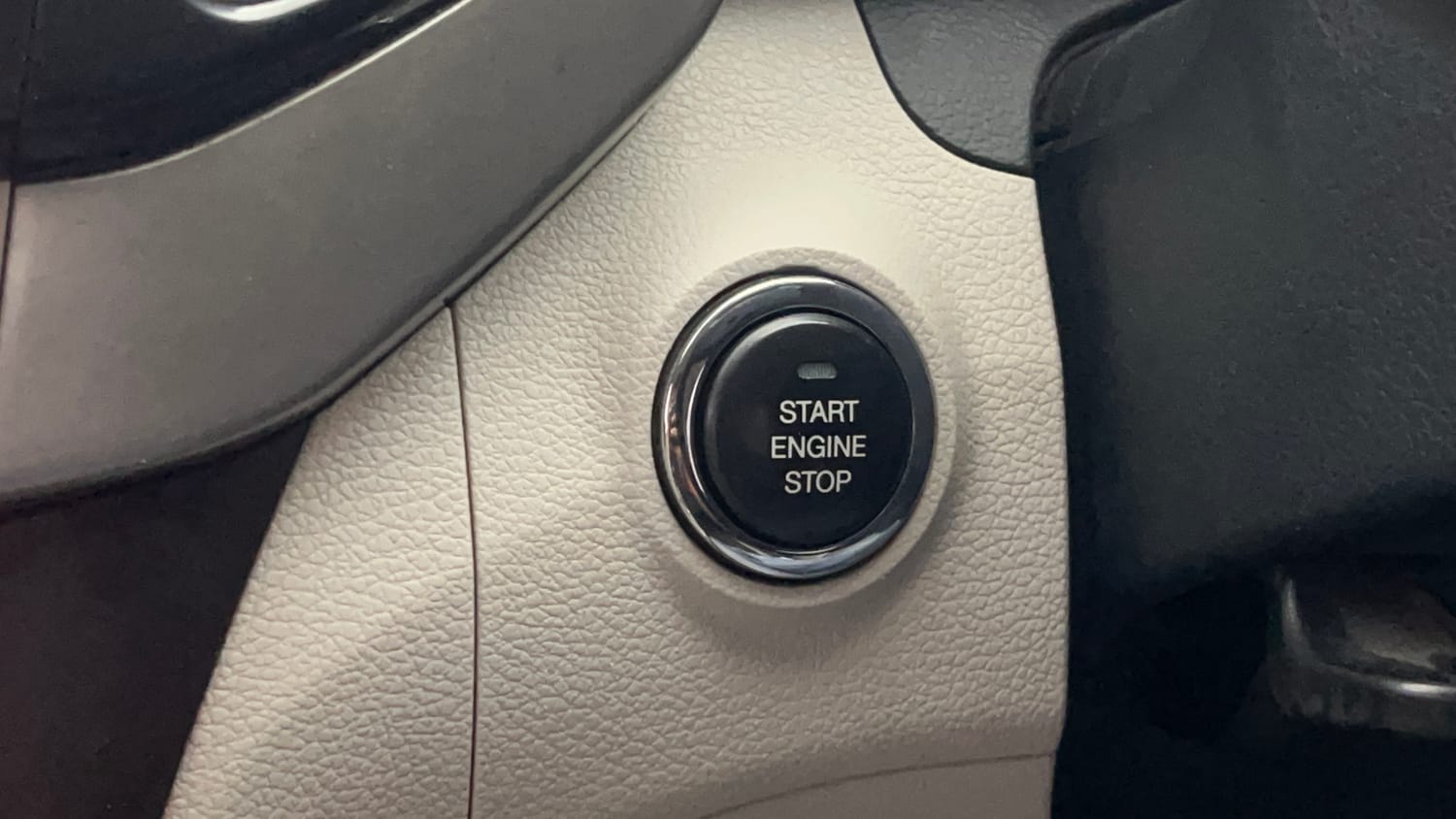 Used 2020 Mahindra XUV 300 W8 1.2 Petrol Petrol Manual top_features Keyless start