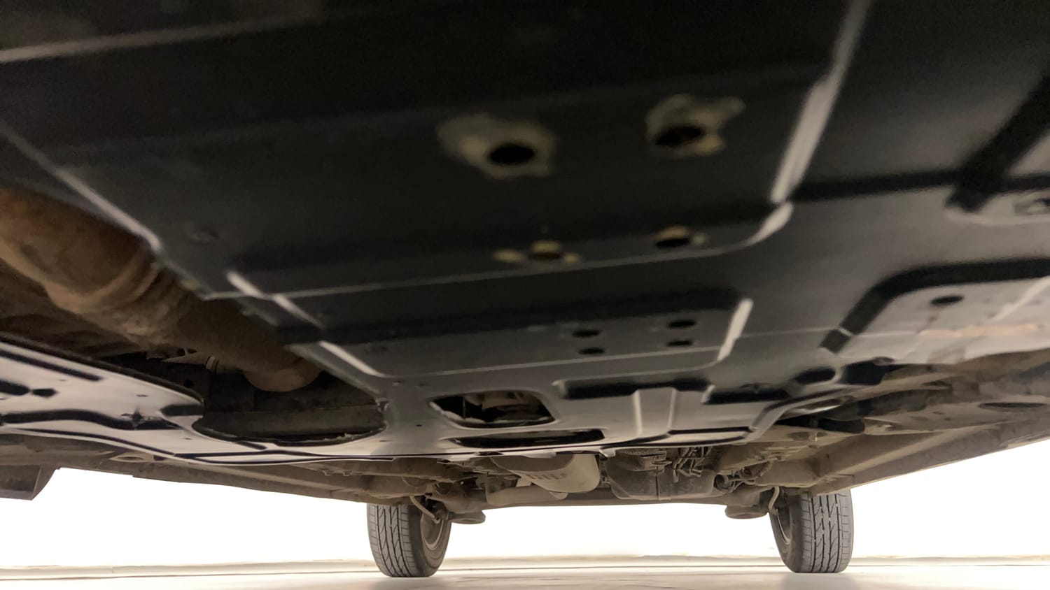 Used 2023 Mahindra XUV 300 W8 (O) 1.2 Petrol AMT Petrol Automatic extra FRONT LEFT UNDERBODY VIEW