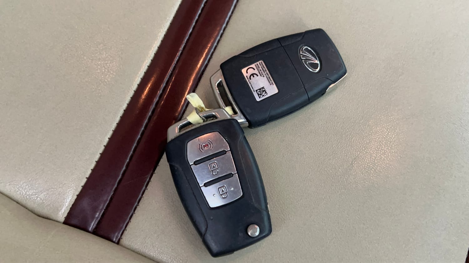 Used 2020 Mahindra XUV 300 W8 1.2 Petrol Petrol Manual extra CAR KEY VIEW