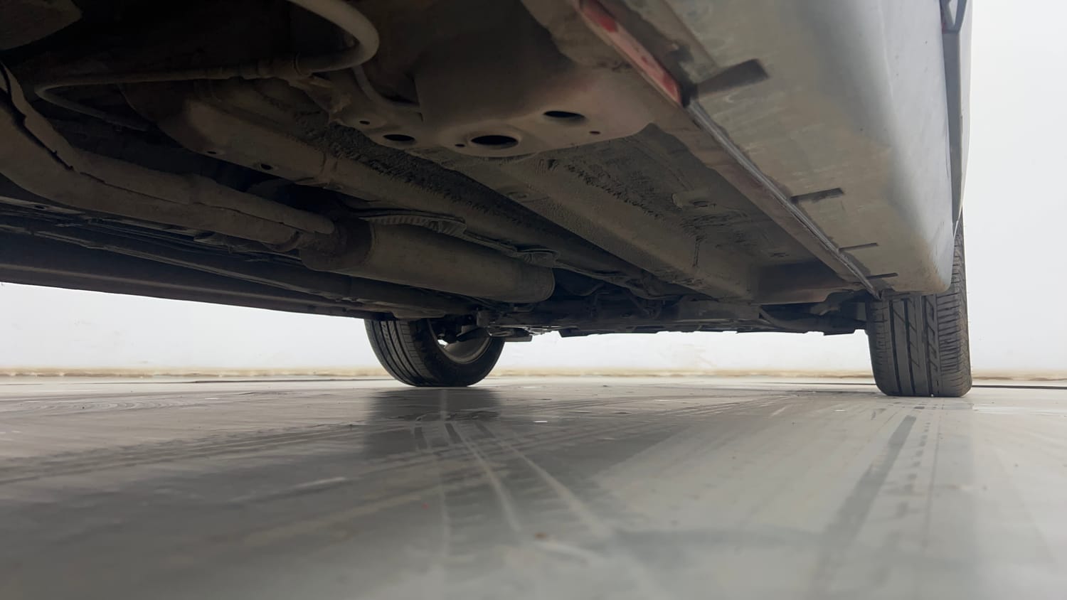 Used 2020 Mahindra XUV 300 W8 1.2 Petrol Petrol Manual extra REAR RIGHT UNDERBODY VIEW