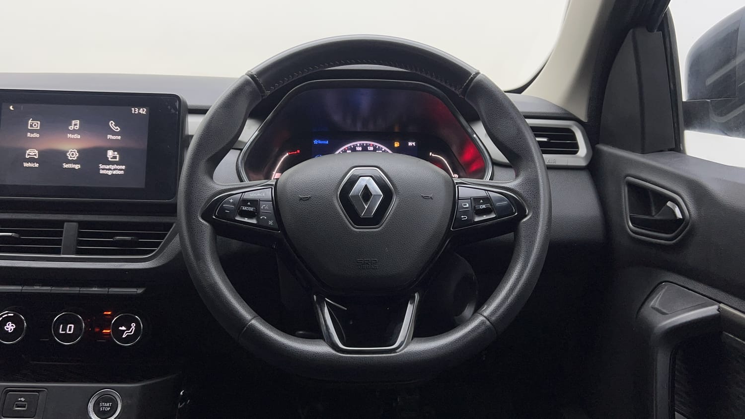 Used 2021 Renault Kiger RXZ 1.0 Turbo MT Petrol Manual interior STEERING VIEW