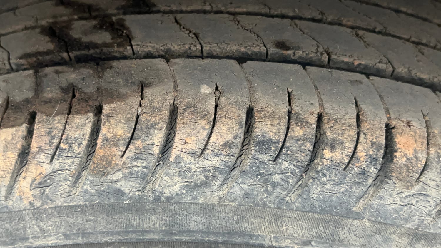 Used 2020 Mahindra XUV 300 W8 1.2 Petrol Petrol Manual tyres RIGHT REAR TYRE TREAD VIEW