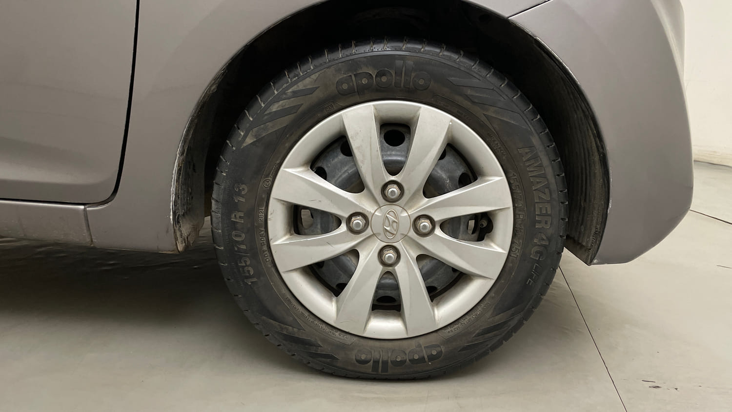 Used 2013 Hyundai Eon Magna Petrol Manual tyres RIGHT FRONT TYRE RIM VIEW