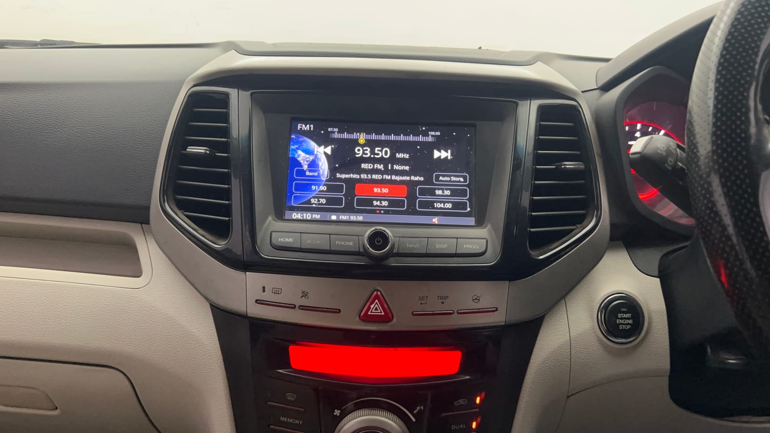 Used 2020 Mahindra XUV 300 W8 1.2 Petrol Petrol Manual top_features Integrated (in-dash) music system