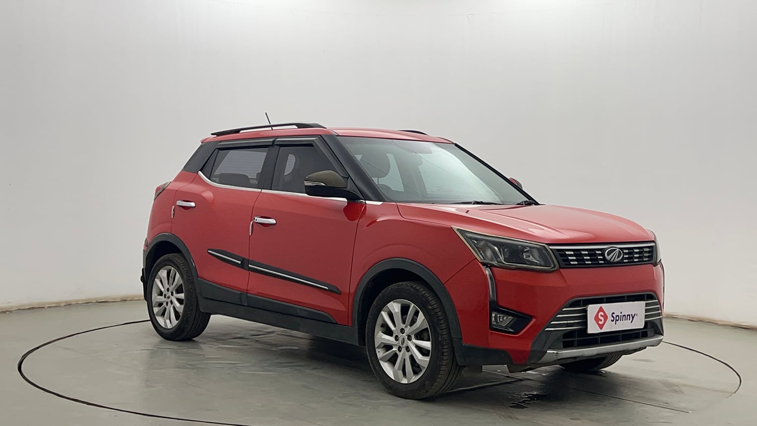 Used 2020 Mahindra XUV 300 W8 1.2 Petrol Petrol Manual exterior RIGHT FRONT CORNER VIEW