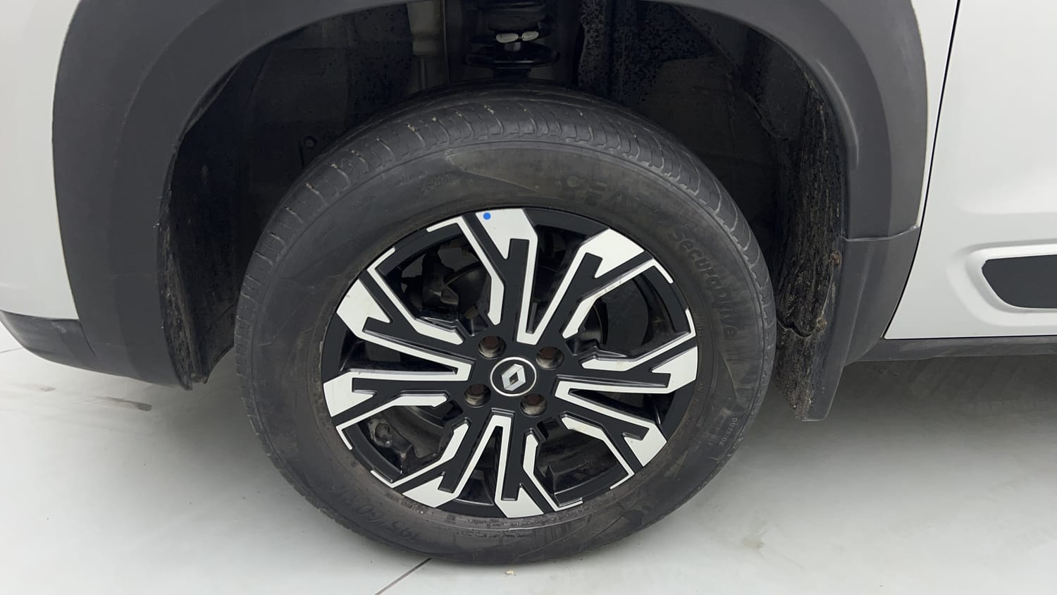 Used 2021 Renault Kiger RXZ 1.0 Turbo MT Petrol Manual tyres LEFT FRONT TYRE RIM VIEW