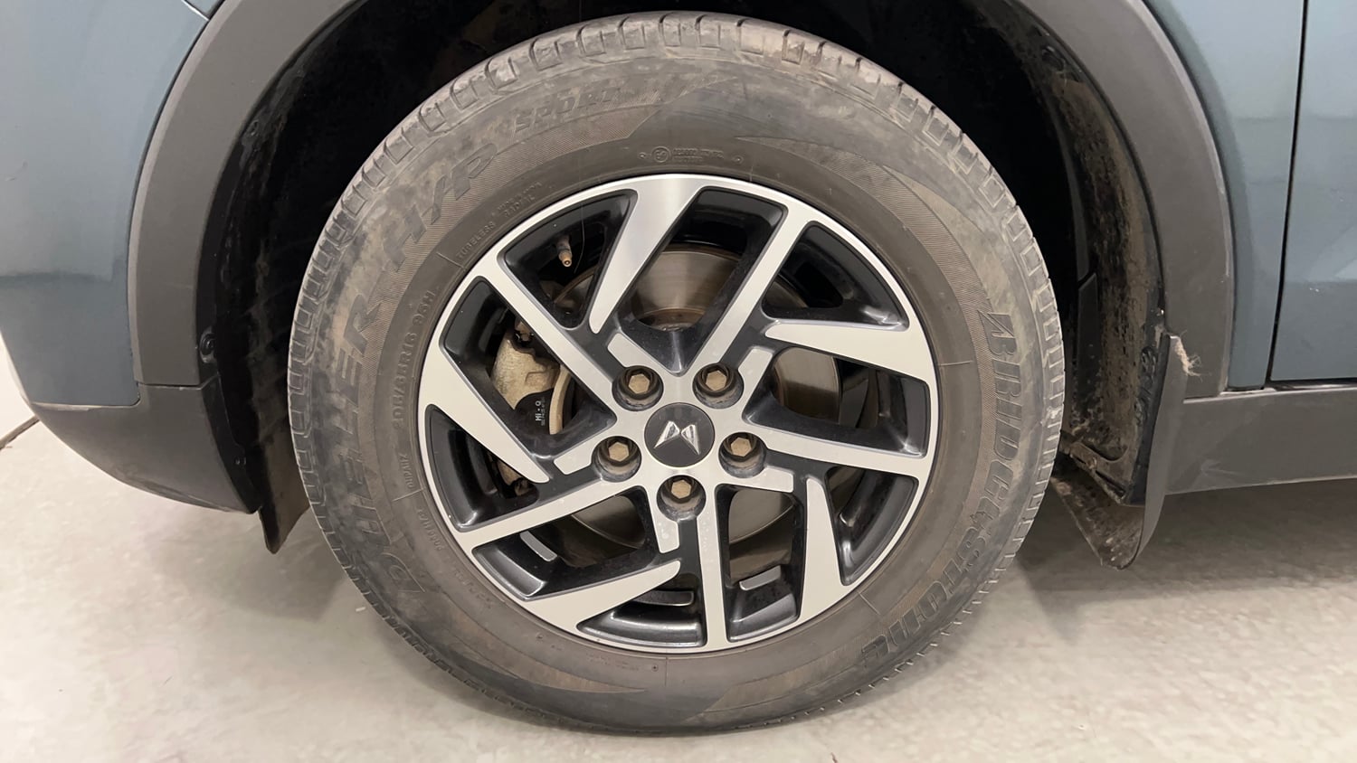 Used 2023 Mahindra XUV 300 W8 (O) 1.2 Petrol AMT Petrol Automatic tyres LEFT FRONT TYRE RIM VIEW