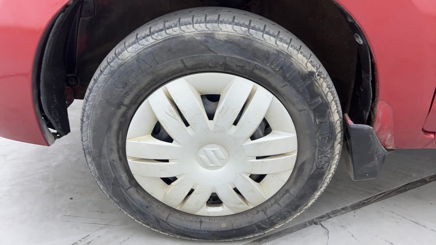 Used 2016 Maruti Suzuki Alto 800 LXi Petrol Manual tyres LEFT FRONT TYRE RIM VIEW