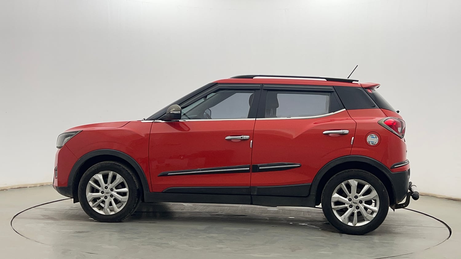 Used 2020 Mahindra XUV 300 W8 1.2 Petrol Petrol Manual exterior LEFT SIDE VIEW
