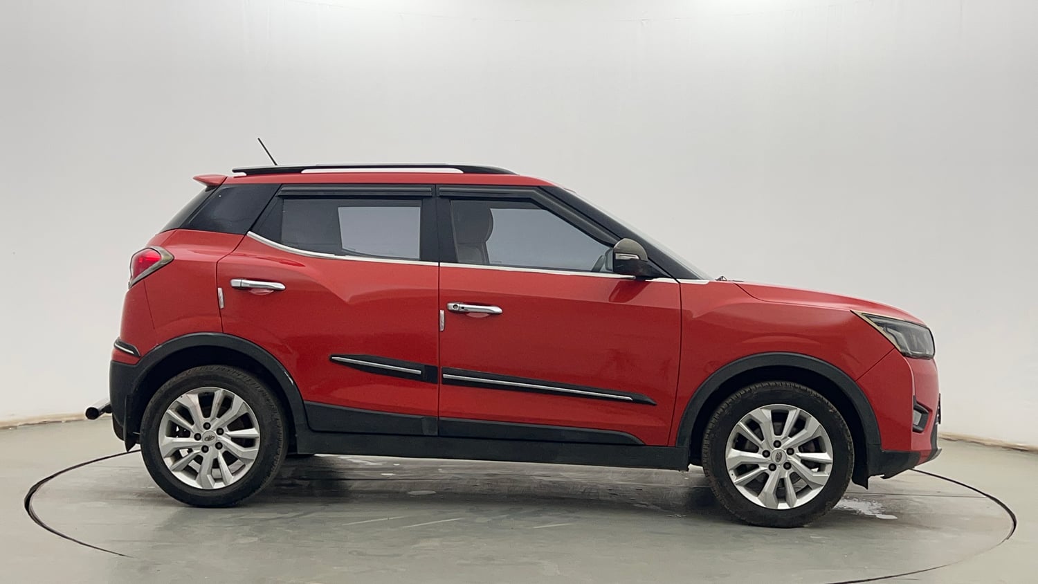 Used 2020 Mahindra XUV 300 W8 1.2 Petrol Petrol Manual exterior RIGHT SIDE VIEW