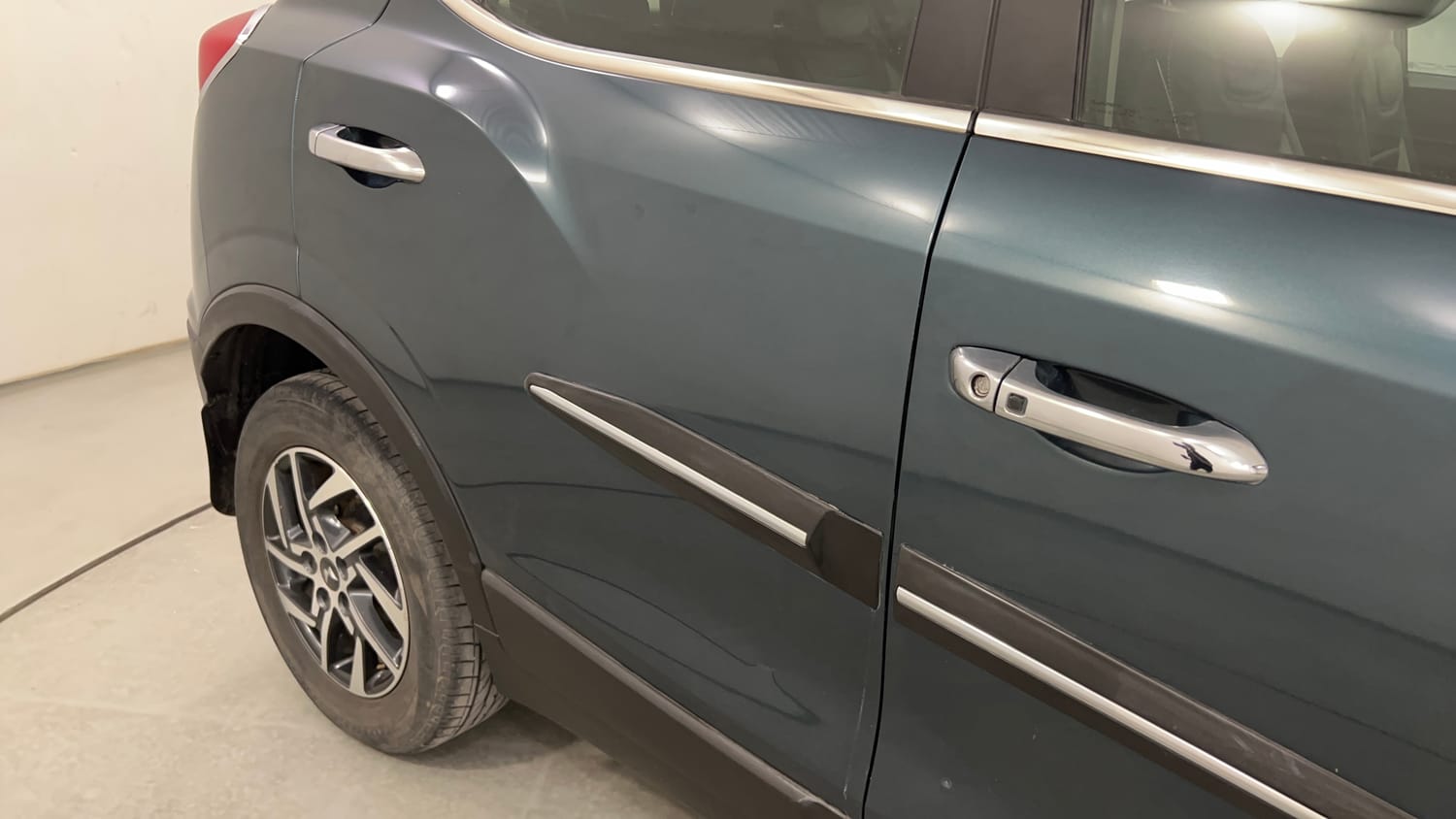 Used 2023 Mahindra XUV 300 W8 (O) 1.2 Petrol AMT Petrol Automatic dents MINOR SCRATCH