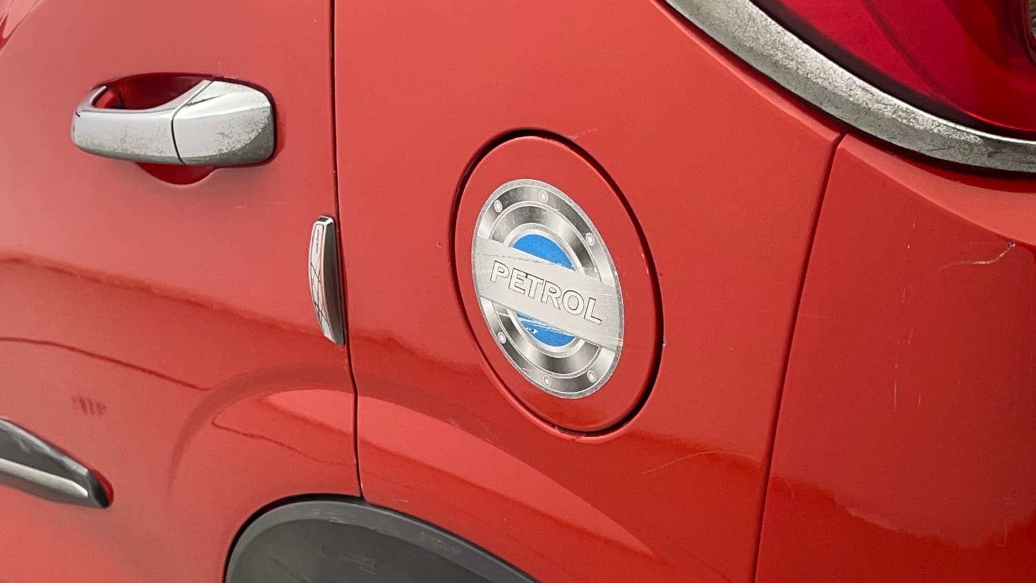 Used 2020 Mahindra XUV 300 W8 1.2 Petrol Petrol Manual dents MINOR SCRATCH