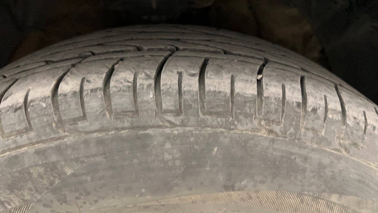 Used 2023 Mahindra XUV 300 W8 (O) 1.2 Petrol AMT Petrol Automatic tyres RIGHT FRONT TYRE TREAD VIEW