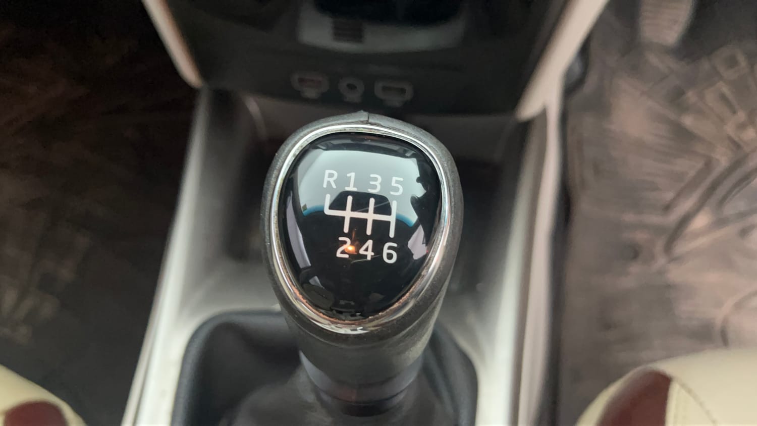 Used 2020 Mahindra XUV 300 W8 1.2 Petrol Petrol Manual interior GEAR  KNOB VIEW