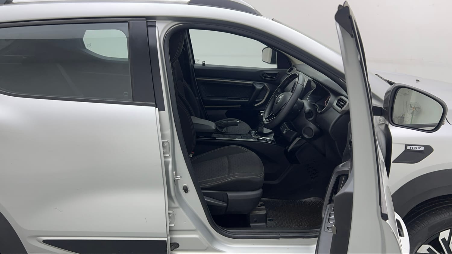 Used 2021 Renault Kiger RXZ 1.0 Turbo MT Petrol Manual interior RIGHT SIDE FRONT DOOR CABIN VIEW