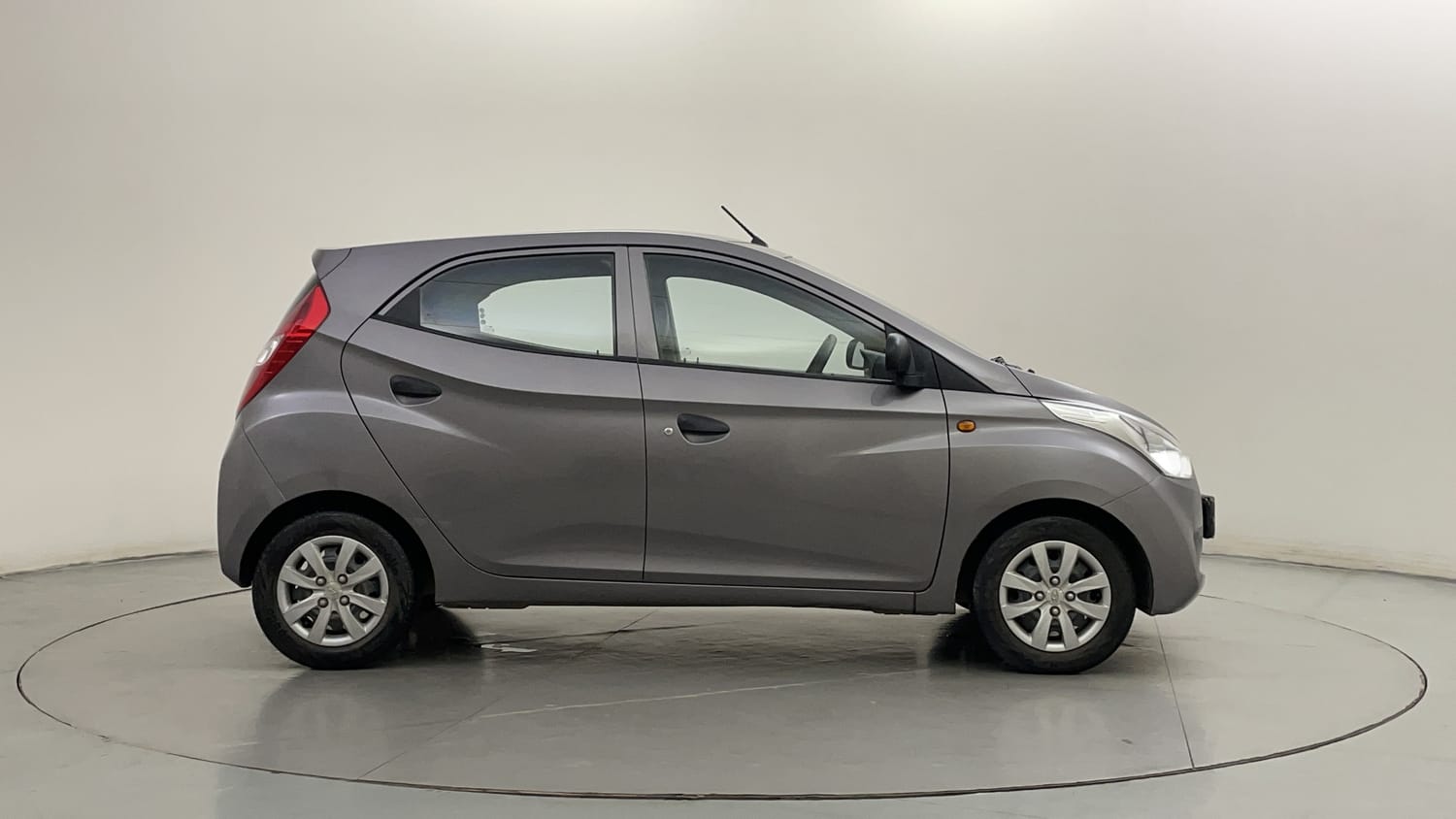 Used 2013 Hyundai Eon Magna Petrol Manual exterior RIGHT SIDE VIEW